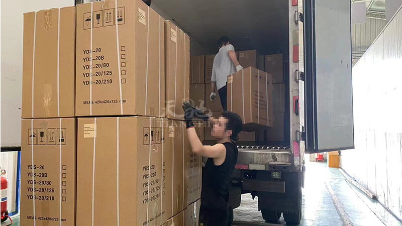 188個(gè)天馳液氮罐裝車(chē)運(yùn)輸發(fā)往外蒙-3