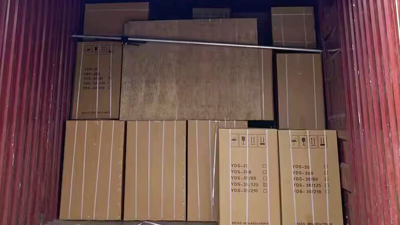 30升35升液氮罐在裝車，發(fā)貨新加坡