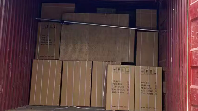 30升35升液氮罐出口裝車，發(fā)往新加坡