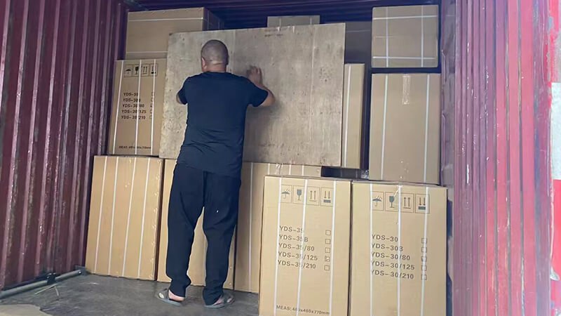 30升35升液氮罐在裝車(chē)，開(kāi)始發(fā)往新加坡